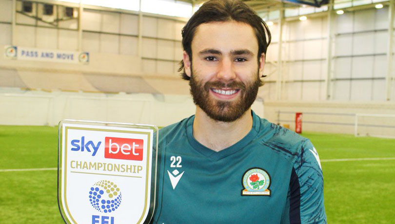 ¡Al fin llegó! Ben Brereton ya posa con su trofeo del “Jugador del Mes” en la Championship