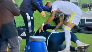 [Video] ¡Falta profe! Jugador del Leeds choca a Marcelo Bielsa y protagonizan entretenido momento en la Premier