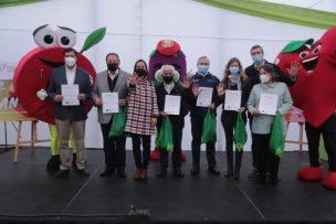 Ministra Undurraga encabeza homenaje a la primera línea de la agricultura en el Día Nacional de Frutas y Verduras