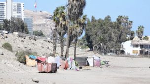 Gobernador regional de Arica denuncia que campamento migrante se instaló en playa Chinchorro