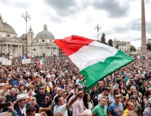 Roma: Masiva protesta de grupos neofascistas contra el pasaporte sanitario termina en disturbios con la policía