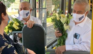 Jaime Mañalich hizo campaña arriba de las micros y regaló flores a los pasajeros