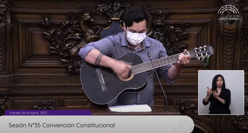 A lo stand-up comedy: Constituyente Núñez citó a Chayanne e interpretó una canción para “chasconear” la Convención