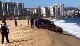 Una camioneta quedó enterrada en la arena en playa de Viña del Mar