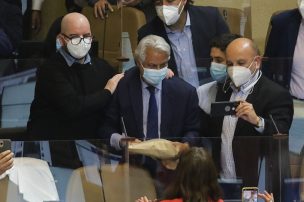 El peculiar regalo que le hizo Giorgio Jackson al diputado Naranjo tras su intervención de casi 15 horas en la Cámara