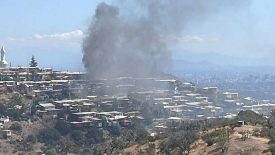 Incendio afecta a casas ubicadas en Cerro 18 de Lo Barnechea