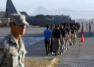 Ciudadanos extranjeros condenados por diversos delitos fueron expulsados este jueves a su país de origen