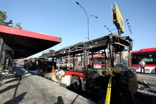 Dos buses del sistema RED fueron quemados en la comuna de Peñalolén