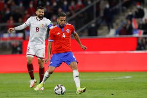 Problemas para la Roja: Mauricio Isla no viaja a Paraguay por ser contacto estrecho