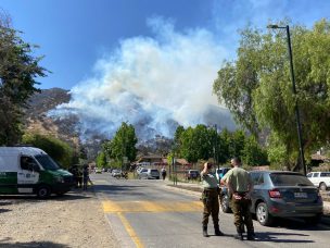 Vitacura: Declaran Alerta Roja por amenaza a viviendas tras incendio en cerro Manquehue