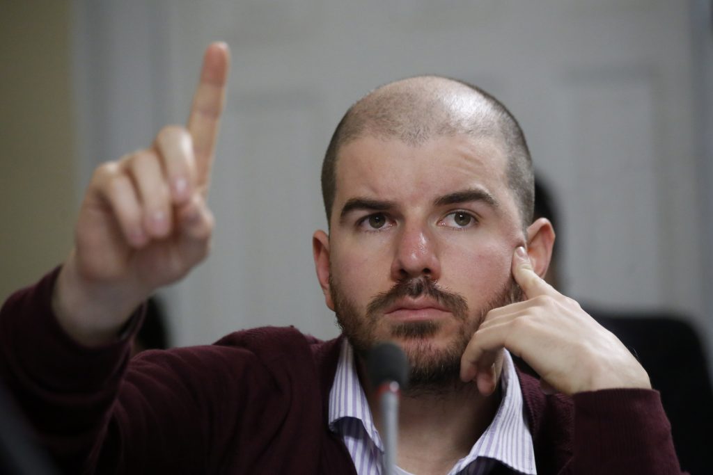 Giorgio Jackson acusa “intervencionismo político” por allanamiento a Comunes dos días antes de las elecciones 