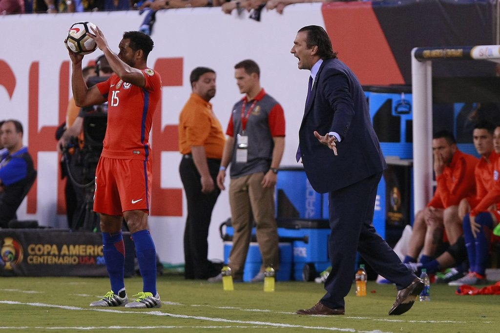 “Pizzi insultó a algunos jugadores y le pararon el carro”: Johnny Herrera desclasifica el momento clave que llevó a la Roja al título de la Copa Centenario