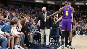 [Video] Simplemente LeBron James: estrella de los Lakers hace que expulsen a dos aficionados en pleno partido