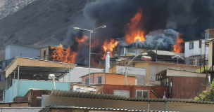 Dantesco incendio se registra en un campamento de Antofagasta