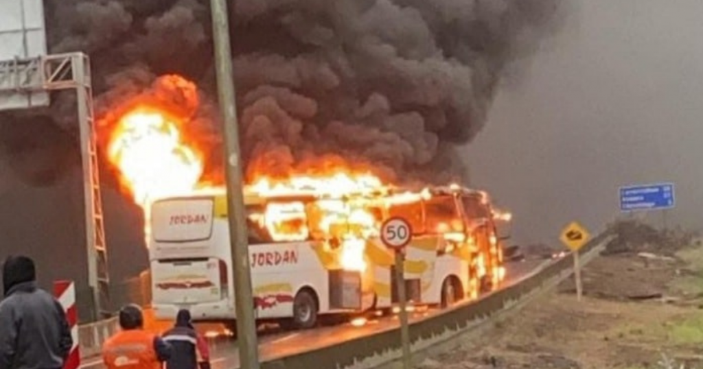 Nuevo ataque incendiario en el Biobío: Queman dos buses que transportaba trabajadores en Lota