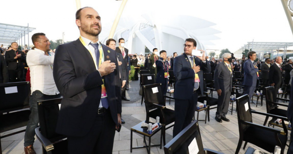 “Es un patriota”: Hijo de Jair Bolsonaro festejó el paso a segunda vuelta de José Antonio Kast