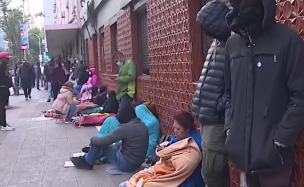 Más de 12 horas esperando: Extranjeros pasan la noche en la calle haciendo fila para postular a sus hijos a colegios