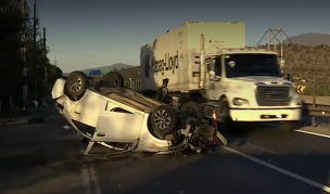 Accidente de tránsito en la Ruta 68 termina con un auto volcado y otro e una zanja