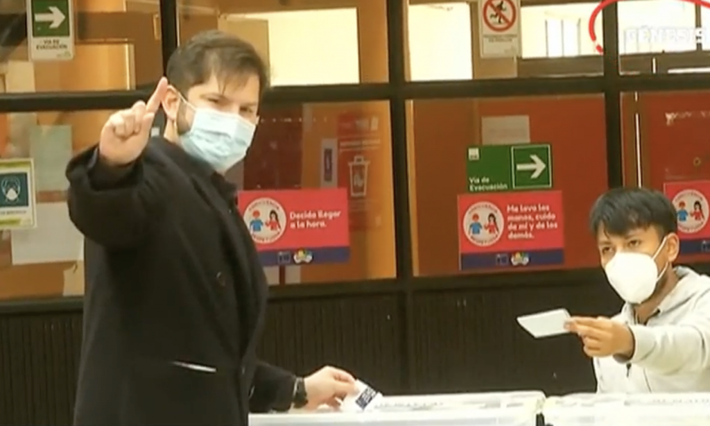 Gabriel Boric tras emitir su voto: “Espero que la gente entienda que ellos son los protagonistas de esta historia”