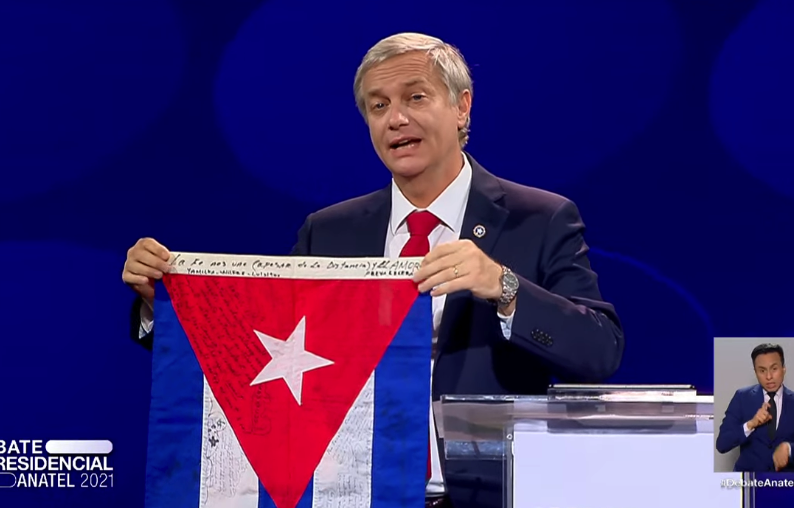 “Estamos con ellos”: José Antonio Kast muestra bandera de Cuba durante debate Anatel