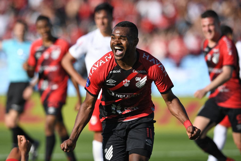 [Video] Pirueta espectacular: el golazo de Atlético Paranaense en la final de la Copa Sudamericana