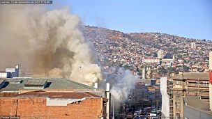 Bomberos combate incendio estructural en Valparaíso: Siniestro afectaría a un local comercial en calle Yungay