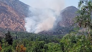 Se registra incendio en ladera del Cerro Manquehue