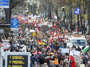 Miles de personas salen a la calle en Viena en protesta por el confinamiento a nivel nacional