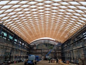 Llamativa cubierta de madera destaca en reconstrucción del Gimnasio Schwager de Biobío