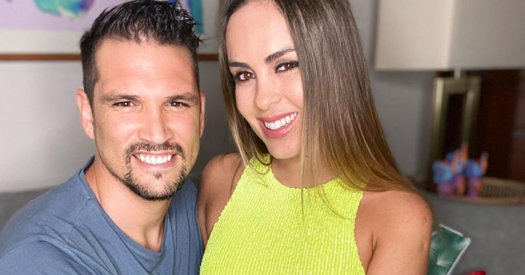 Maura Rivera y Mark González enseñaron la primera comunión de su hijo