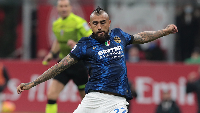 Alexis y Vidal estuvieron presentes en empate del Inter en el derbi de Milán