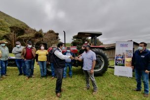 Indap concreta la entrega de maquinaria e incentivos productivos a agricultores de Arauco