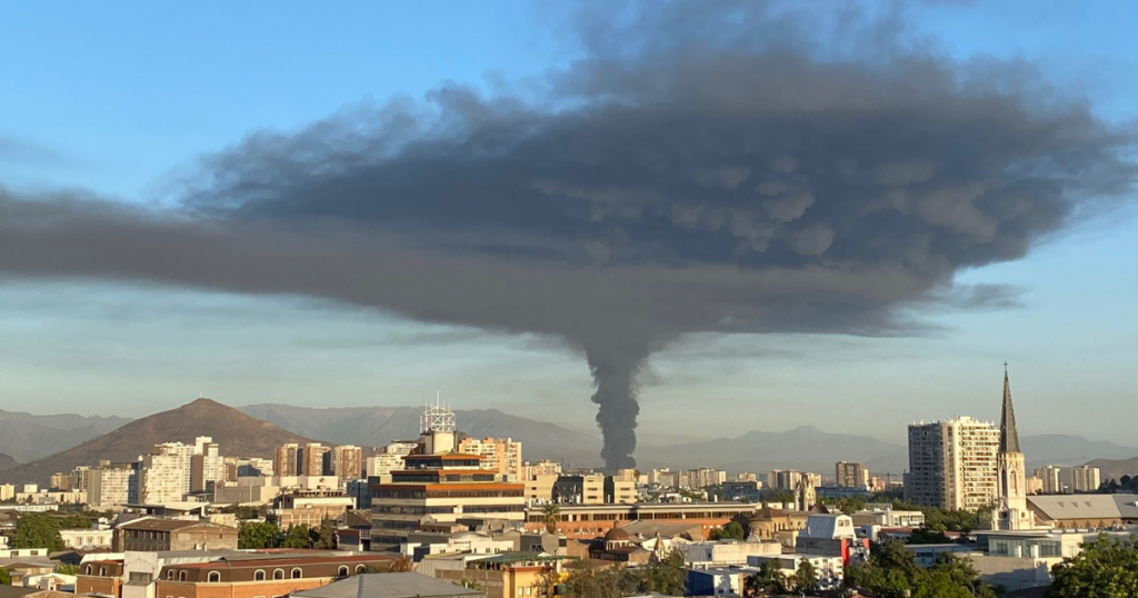 Incendio de proporciones afecta a fábrica en la comuna de Quilicura: Hay peligro de propagación