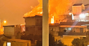 Incendio estructural en cerro El Litre en Valparaíso: Dos viviendas en llamas con peligro de propagación