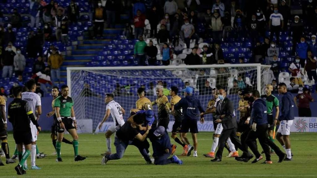 [Video] Una triste costumbre en México: hinchas invaden la cancha y agreden a jugadores en la Liga Expansión