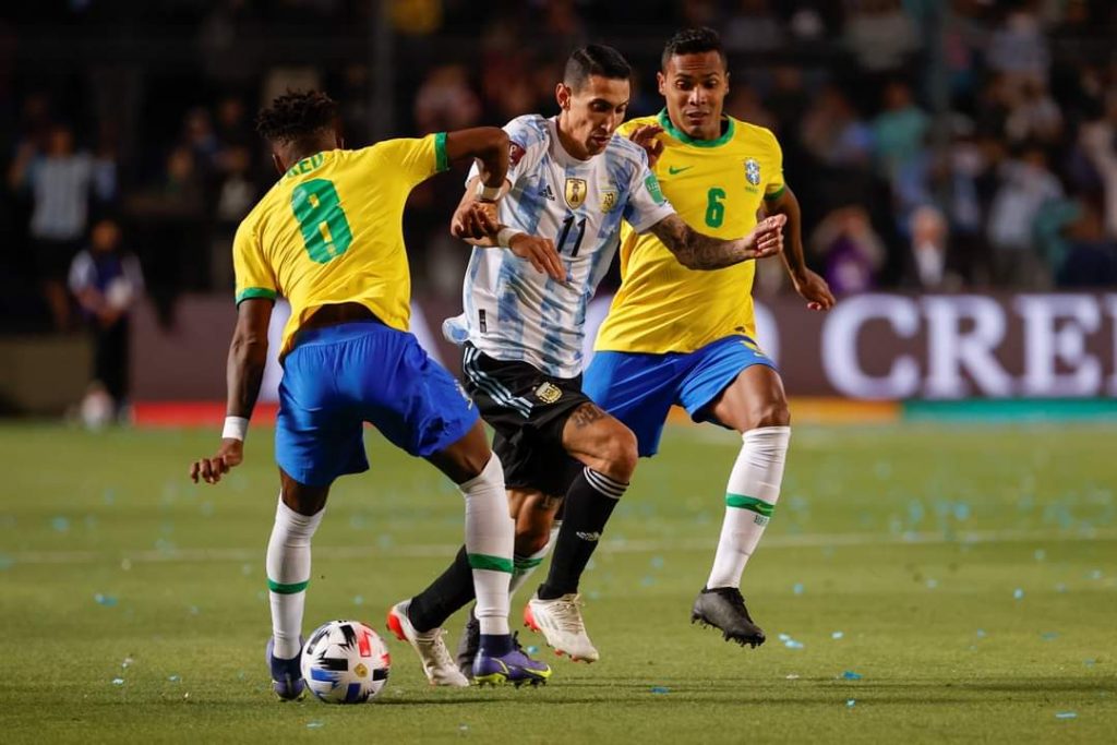 Argentina empata ante Brasil y encamina su clasificación a Qatar