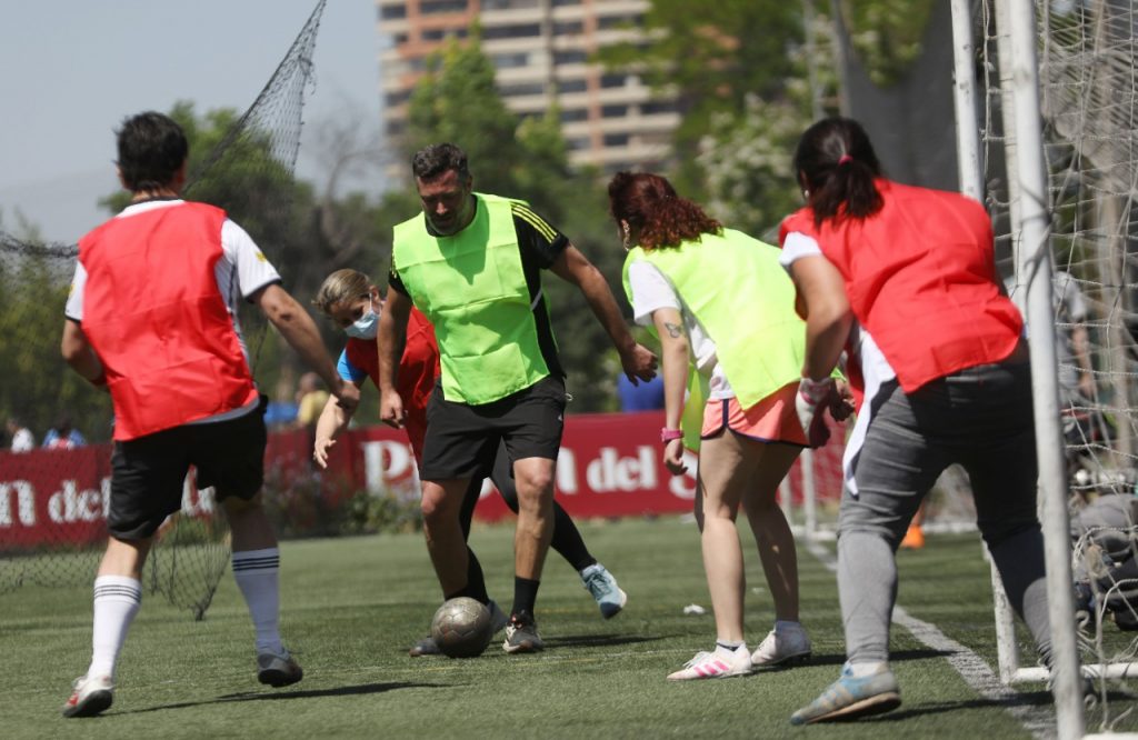 Sichel jugó fútbol mixto antes de las elecciones: “Queremos hacer un gran llamado a votar”