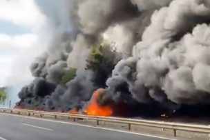 Camión con 29 mil litros de combustible vuelca en Ercilla