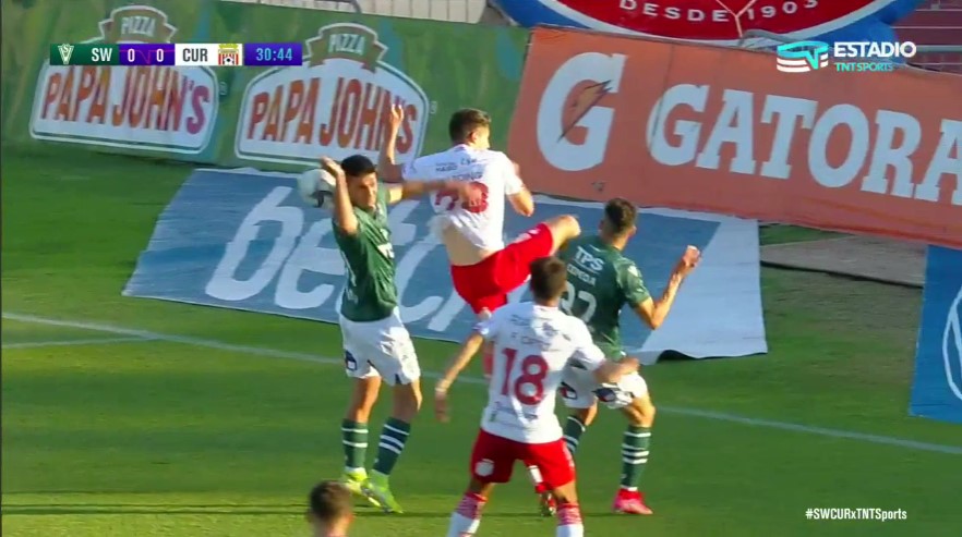 [Video] ¿Fue penal? La mano en el área de Wanderers que Curicó reclamó como pena máxima