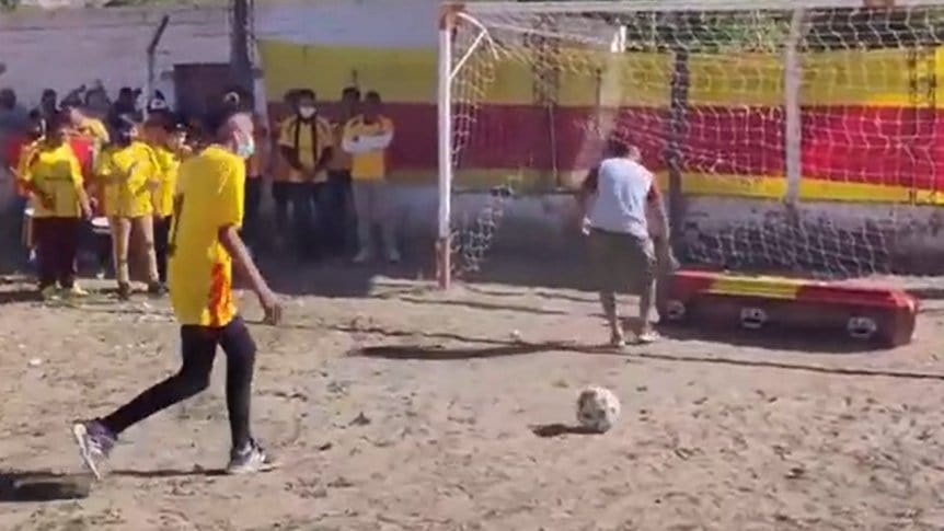 [Video] ¡Insólito! Despiden a un arquero pateándole penales al féretro