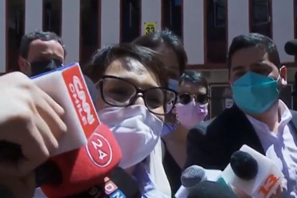 Karina Oliva llegó a votar rápidamente tras polémica semana: “Estamos disponibles para conversar con todo el mundo”