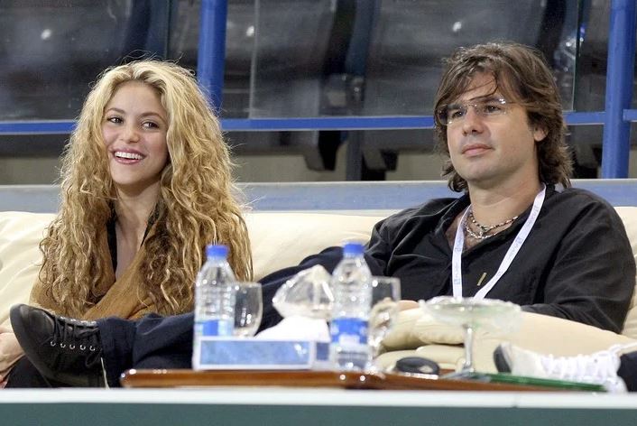 Shakira fue acusada de “ningunear” a Antonio de la Rúa en sus redes sociales