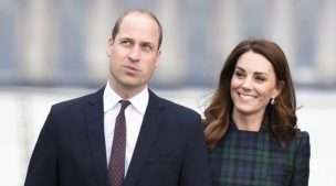 Kate Middleton y el príncipe William sorprenden junto a sus hijos en informal postal navideña 