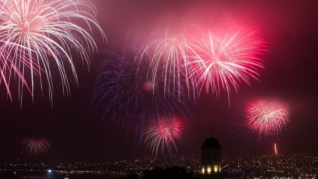 Chile da la bienvenida al Año Nuevo y al 2022 con el regreso de los fuegos artificiales