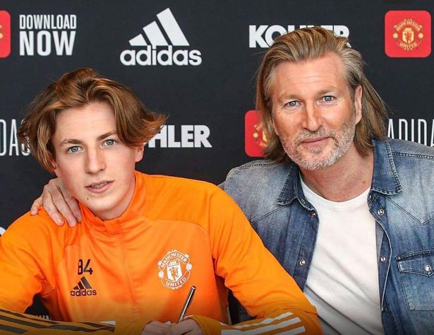 ¿Será igual a su padre? Debuta el hijo del “peor jugador” de la Premier en el United