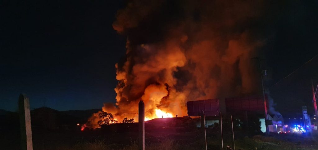 Incendio afectó a bodega de San Bernardo: Investigan posible robo frustrado entre las causas 