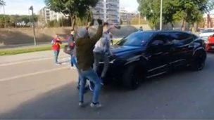 [Video] ¡Estalló Umtiti! Jugador del Barcelona encaró a un aficionado que se subió al capó de su auto