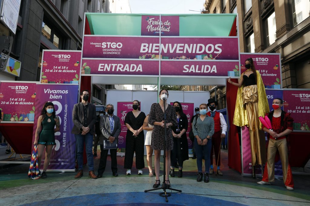 Municipio impulsa comercio local y oferta cultural en “Feria de Navidad STGO 2021”
