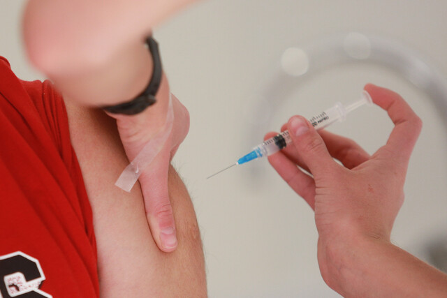 Covid-19: Minsal reporta que se han aplicado más de 11 millones de dosis de refuerzo en Chile