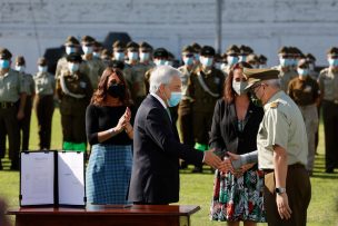 Presidente Piñera firma proyecto de ley que extiende carrera profesional de Carabineros